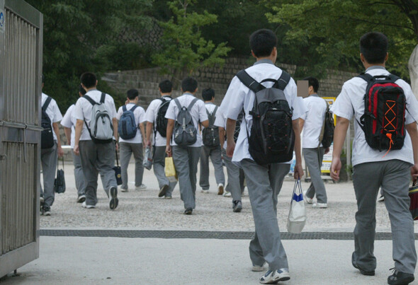 서울의 한 고등학교에서 학생들이 등교하는 모습. 한겨레 강창광 기자