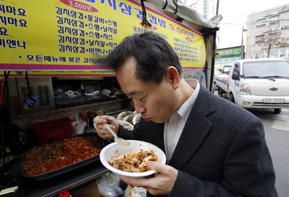 김봉중 시니어기자가 공무원시험 전문학원이 밀집한 서울 동작구 노량진에서 청년처럼 포장마차의 컵밥으로 끼니를 떼우고 있다.