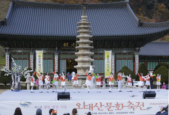 진부초등학교 뮤지컬반 학생들이 17일 강원도 평창 월정사 적광전 앞 무대에서 창작 뮤지컬 `소원나무‘ 첫 공연을 하고 있다. 김진수 기자 jsk@hani.co.kr