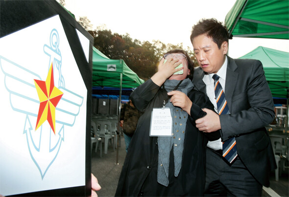 10월30일, 경기도 용인 육군 3군사령부 보통군사법원에서 열린 윤 일병 폭행 사망사건 선고 공판이 끝난 뒤 윤 일병의 어머니가 아들의 이름을 부르며 오열하고 있다. 한겨레 강재훈 선임기자