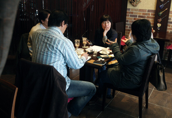 2월11일 꾸려진 ‘출판노동자협의회’의 회의장면. 사진 <한겨레21> 윤운식 기자