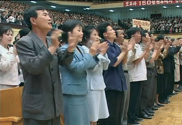 북한이 2차 지하 핵실험을 실시한 다음날인 지난 5월26일 평양에서 열린 군중집회에서 참석자들이 핵실험 성공을 축하하며 박수를 치고 있다. 사진 연합