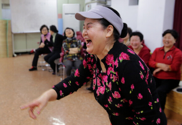 왕언니클럽의 ‘왕언니’인 강계월(69)씨가 다른 회원들이 연습하는 모습을 보다가 웃음보가 터졌다.