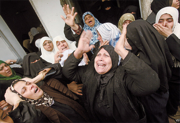 이스라엘의 폭격으로 가족을 잃은 여성들이 12월31일 가자에서 울부짖고 있다. REUTERS/ SUHAIB SALEM