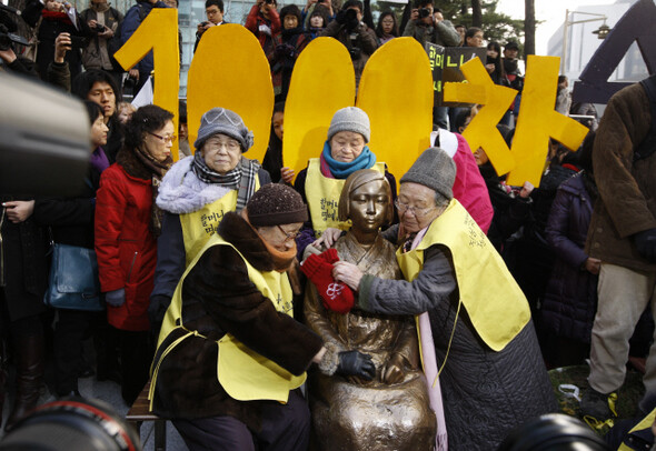 » 지난 12월14일 서울 중학동 일본대사관 앞에서 열린 1천 번째 수요시위. 일본대사관을 응시하는 평화비(소녀상)를 ‘위안부’ 피해 할머니들이 끌어안고 있다. 12월21일에는 1001번째 수요시위가 예정돼 있다. 슬픈 일이다. <한겨레21> 김경호 기자 