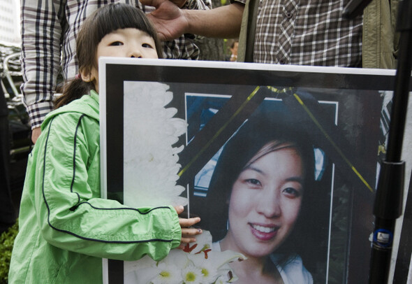 삼성전자 반도체 온양공장에서 6년간 일하다 발병한 악성 뇌종양으로 지난 7일 숨진 고 이윤정씨의 노제가 삼성본관 앞에서 열렸다./2012.5.10/한겨레레21박승화