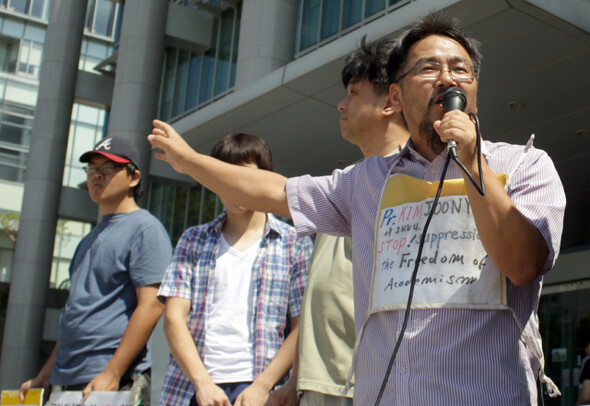 성균관 대학교에서 강사 임용 탈락에 항의해 1년동안 1인 시위를 벌여온 류승완 박사가 14일 오전 성대 6백주년 기념관 앞에서 기자회견을 갖고 있다. 탁기형 선임기자 khtak@hani.co.kr