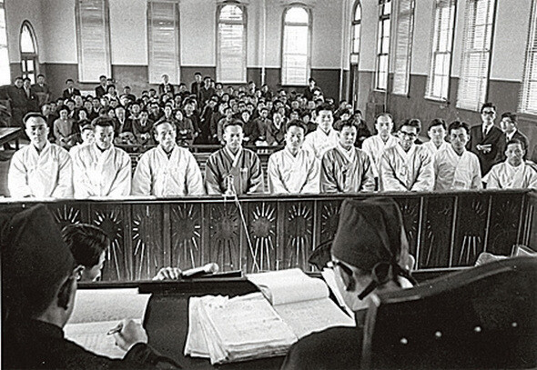국가보안법의 서슬이 퍼렇던 시절, 인혁당재건위 관련자 8명은 무더기 사형선고를 받았다. 이들이 형장의 이슬로 사라지고 오랜 세월이 흐른 뒤에야 재심에서 무죄판결이 나왔다.