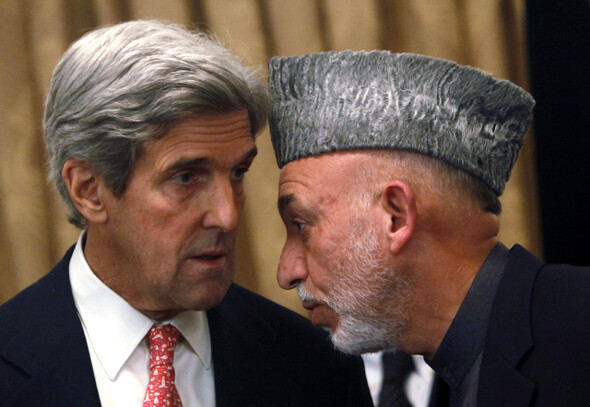 하미드 카르자이 아프간 대통령(오른쪽)이 10월20일 결선 투표를 받아들이겠다는 뜻을 밝히기 위한 기자회견에 앞서 존 케리 미 상원 외교위원장과 귀엣말을 나누고 있다. REUTERS/ AHMAD MASOOD
