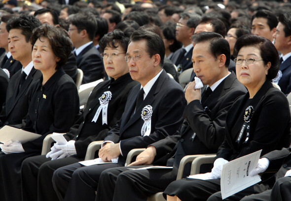 2009년 5월29일 노무현 전 대통령 영결식에 참석한 한명숙 전 총리(앞줄 왼쪽 세 번째). 노 전 대통령 서거 이후 한 전 총리의 인기가 크게 올라갔다. 한겨레 김종수 기자