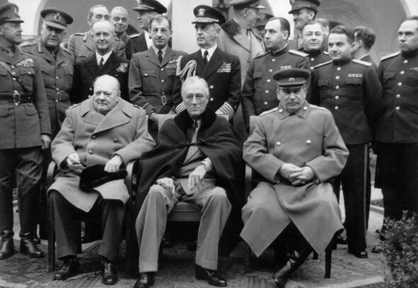 미국은 1945년 2월 얄타회담에서도 한반도 신탁통치안을 주장했다. 얄타회담을 위해 모인 영국의 처칠과 미국의 루스벨트, 소련의 스탈린(앉은 이 왼쪽부터). 연합/ 이타르타스