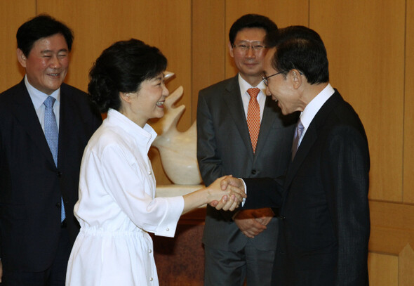 지난 9월2일 청와대를 방문한 박근혜 새누리당 대선 후보를 이명박 대통령이 맞이하고 있다. 청와대사진기자단
