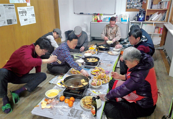 2014년 설에 모여서 음식을 나누는 ‘아랫마을’ 사람들. 이들에게 ‘정상’ 가족과 시설에서의 생활만 강요하는 것이 올바른 일일까. 홈리스행동 제공