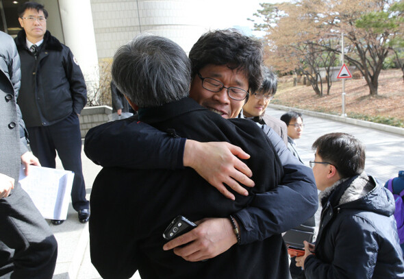 쌍용차 해고노동자 153명이 회사를 상대로 낸 해고무효확인 소송에서 “해고는 무효”라는 판결을 받고 기뻐하고 있다. 2014년 2월7일.