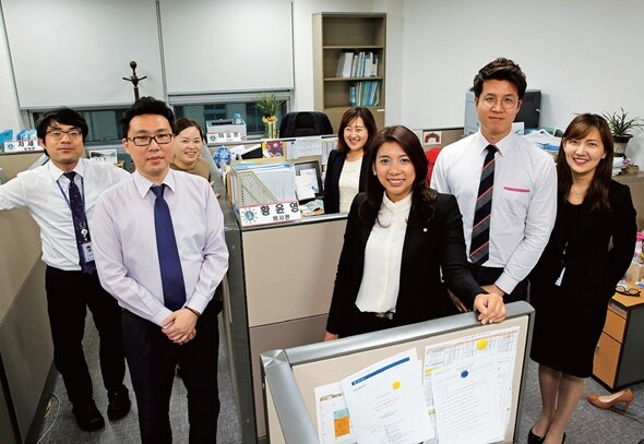 이자스민 새누리당 의원은 보좌진과 함께 이주, 여성, 아동에 관련된 정책 개발에 힘쓰고 있다. 정용일 기자