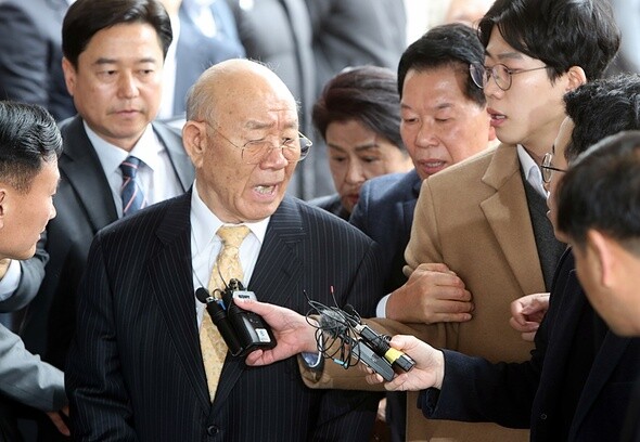 Ex-president Chun Doo-hwan, who is on trial for defamation of the deceased, responds with irritation upon being questioned by reporters ahead of his trial at the Gwangju District Court on Mar. 11.
