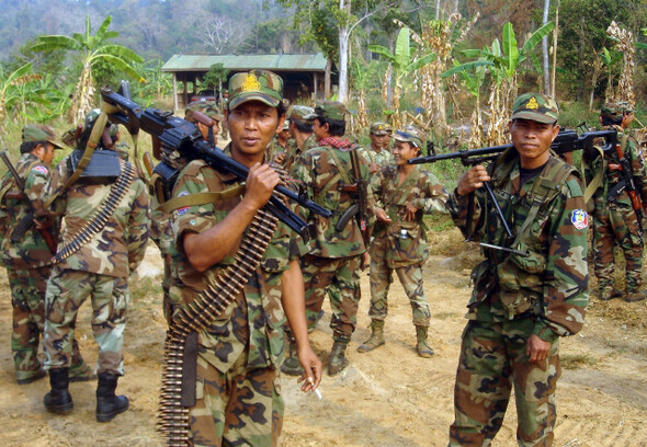 » 지난 4월22일 캄보디아 군인들이 타이군과 무력 충돌을 빚은 프레아비히어 사원 인근으로 이동하려고 준비하고 있다. AFP연합 