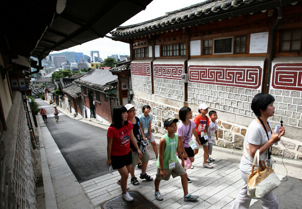 » 아파트 단지가 확산되면서 단독주택, 한옥, 골목길은 줄었다. 최근 일고 있는 한옥마을에 대한 관심은 잃어버린 것에 대한 향수이자 미묘한 변화의 조짐으로 볼 수 있다. 한겨레 이종근