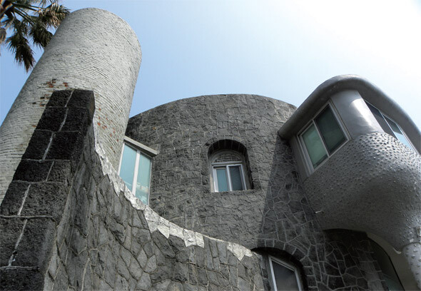 제주 ‘소라의 성’에는 김중업이 1960년대 후반 구사했던 특유의 문법과 어휘가 곳곳에 남아 있다. 원통과 곡면의 미학이 지배하는 2층 건물은 “집은 노래 불러야 한다”는 그의 건축 철학을 고스란히 보여준다.한겨레 이세영