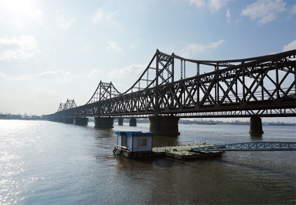 국경은 장벽이면서 동시에 관문이다. 중국 랴오닝성 단둥시의 중조우의교(압록강철교)는 외부 세계와 폐쇄국가 북한을 연결해주는 회로다.