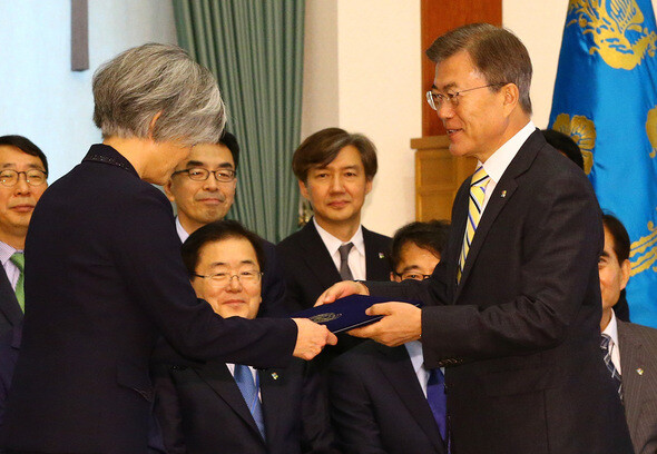 President Moon Jae-in presents Kang Kyung-wha with a certificate of appointment as Minister of Foreign Affairs at the Blue House on the afternoon of June 18. (by Kim Kyung-ho