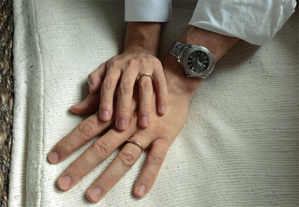 동성부부인 상욱과 제이슨(모두 가명)의 손에는 직접 디자인해 만든 결혼반지가 끼워져 있다. 상욱과 제이슨 제공