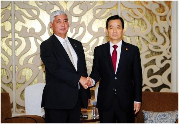 South Korean Minister of National Defense Han Min-koo (right) shakes hands with Japanese Defense Minister Gen Nakatani at the 2016 Shangri-La Dialogue (Asia Security Summit) in Singapore on June 4. (provided by the Ministry of National Defense)