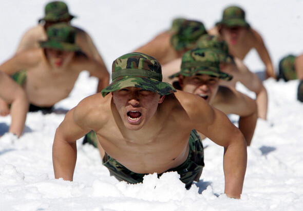 » 해병대 수색대 대원들이 2007년 강원도 평창군 황병산 일대에서 혹한기 훈련을 하고 있다. 한겨레 김태형 