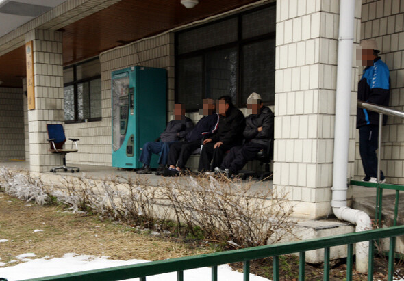 오후 1시, 단지 내 경로당 앞에 4명의 노인이 앉아 있다. 무료 점심 급식을 먹고 나온 참이다. 별다른 대화도 나누지 않고 가만히 앉아 지나가는 이를 쳐다본다.