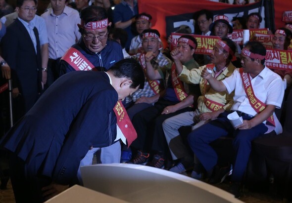 Defense Minister Han Min-koo bows in front of residents of Seongju