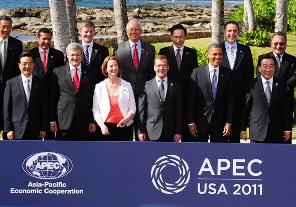 » 지난 11월13일 하와이 호놀룰루 JW메리어트 호텔에서 열린 아시아태평양경제협력체(APEC) 정상회의를 마친 뒤 각국 정상들이 기념촬영을 하고 있다. 이들의 머릿속에 있는 지역 경제협력에 대한 구상은 제각각이다. 청와대사진기자단