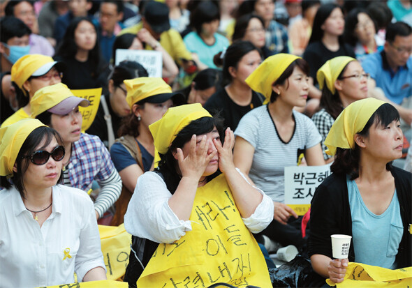 4월16일 세월호 참사 이후 한국 사회는 집단 트라우마를 앓고 있다. 트라우마에서 벗어나려면 감정을 억압하지 않고 표출할 수 있는 공간이 마련돼야 한다. 엄마들이 6월7일 서울 중구 청계광장에서 열린 세월호 참사 촛불집회에 참석해 눈물을 흘리고 있다. 한겨레 이종근 기자