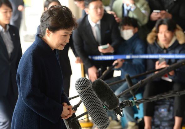 Former president Park Geun-hye arrives at Seoul Central District Prosecutors’ Office to be questioned as a criminal suspect