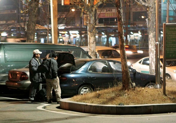 오전 5시31분, 인력시장에 모인 20여 명 중 2명이 일터로 갔다. 