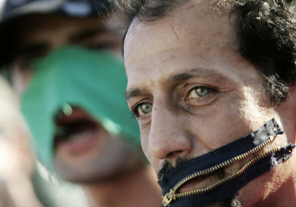 ‘말하라, 혁명의 후예.’ 지난 6월23일 그리스 아테네에서 열린 집회에서 한 이란인 남성이 이란 현지의 억압적 상황을 상징하기 위해 입 주위에 반쯤 열린 지퍼를 붙인 채 시위를 하고 있다. 사진 REUTERS/ JOHN KOLESIDIS