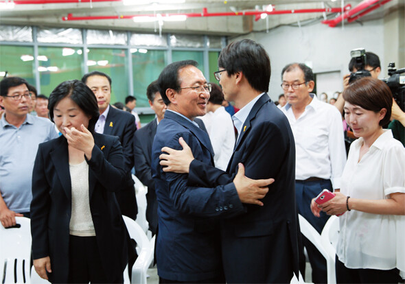 서울 동작을 보궐선거에 출마한 노회찬(왼쪽 두 번째) 정의당 후보가 7월30일 밤 낙선이 확정된 뒤 서기호 의원과 아쉬움을 나누고 있다. 노 후보 왼쪽은 심상정 정의당 원내대표다. 한겨레21 정용일 기자 yongil@hani.co.kr