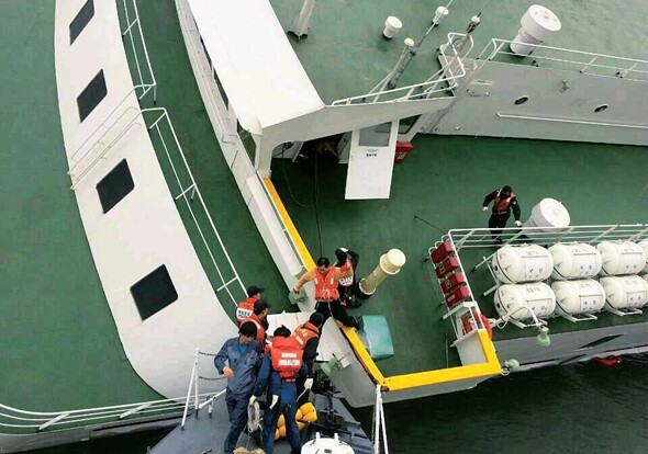 2014년 4월16일 침몰하는 세월호에서 해경 대원들이 선원들을 가장 먼저 구조하고 있다. 서해지방해양경찰청 제공