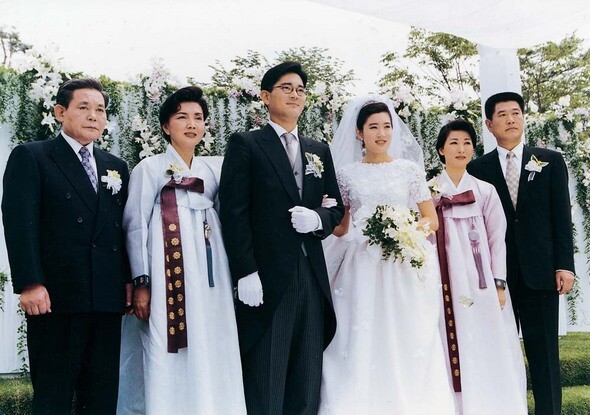 1998년 6월 이재용씨와 임세령씨의 결혼식에서 삼성 이건희 전 회장 부부와 임창욱 대상 명예회장 부부가 함께 기념촬영을 하고 있다. 한겨레 자료