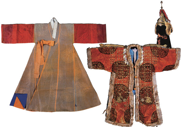 〈오구라 컬렉션 목록〉에 나오는 ‘장의’. 고종이 쓰던 물건이다. 장의는 일본 쪽 표현으로, 우리나라에서는 전통적으로 ‘동다리’라고 부른다(왼쪽). 조선의 임금이 대대로 입던 갑옷(가운데)과 투구. 에는 ‘금은장갑주’ ‘이왕가전래’라고 표기돼 있다.