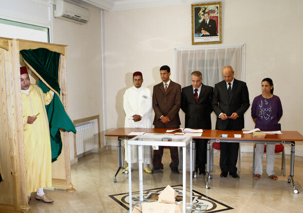 모로코 국왕 모하메드 6세(맨 왼쪽)가 지난 7월1일 왕권을 총리에게 대폭 위임하는 헌법 개정 국민투표에 참여한 뒤 기표소를 나서고 있다. 연합 AP