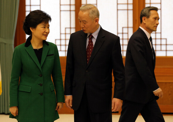 박근혜 대통령이 남재준 국가정보원장을 해임하고 국정원의 정치 개입에 대해 사과해야 한다는 목소리가 높아지고 있다. 지난 3월22일 남 원장 임명 수여식 때의 모습.청와대사진기자단