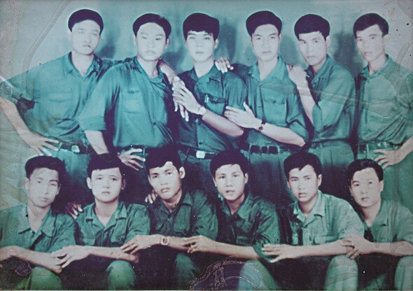 열다섯이던 1972년 입산해 베트콩 유격군으로 활동한 쩐반타는 1973년 1월 파리평화회담 이후 남베트남 임시혁명정부 해방군으로 꽝남 지역에서 활동했다. 주로 남베트남군과 전투를 벌인 쩐반타는 1986년 중위로 예편했다. 사진은 1975년 해방 뒤 호이안에서 해방군 동지들과 함께. 앞줄 왼쪽 두 번째가 쩐반타. 쩐반타 제공