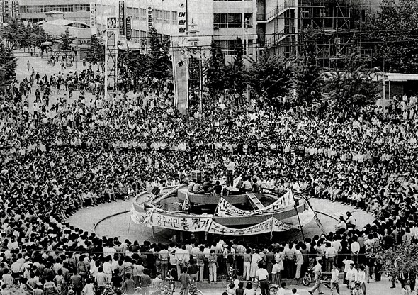 1980년 5월21일부터 광주 시민들은 계엄군과 공수부대원들을 몰아내고 ‘해방 공동체’를 이뤘다. 시민군 지휘본부가 있던 전남도청 앞에서는 날마다 시민궐기대회가 열려 누구나 자유롭게 분수대 단상에 올라 ‘자유와 민주’를 노래했다. 