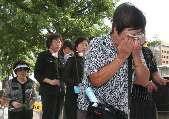 The family members of the Samchung Reeducation Camp victims mourn at the first commemorative service held for the victims in Seoul in September 2006. (Hankyoreh photo archives)