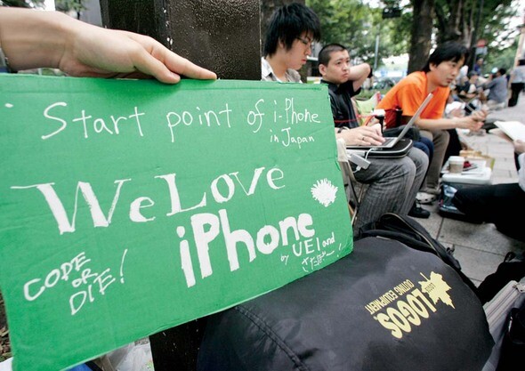 지난해 6월9일, 아이폰이 출시되는 ‘역사적인’ 날 소프트뱅크 앞에서 차례를 기다리는 사람들. REUTERS/ TORU HANAI