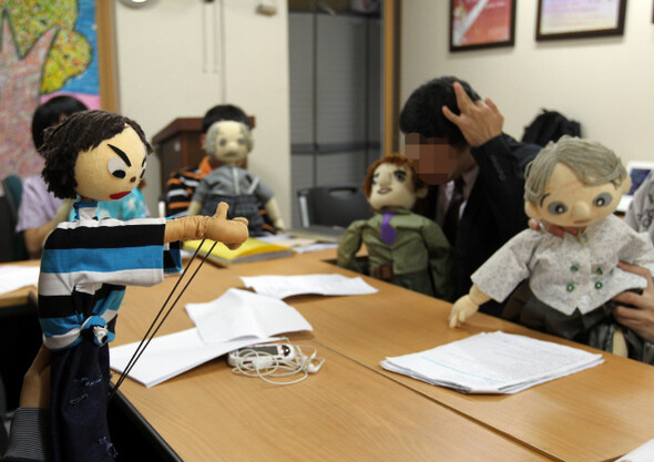 당산동 제나가족지원센터에서 발달 지적 장애 인형극 당원들이 성교육을 위한 인형극을 연습하고 있다.한겨레 정용일 기자