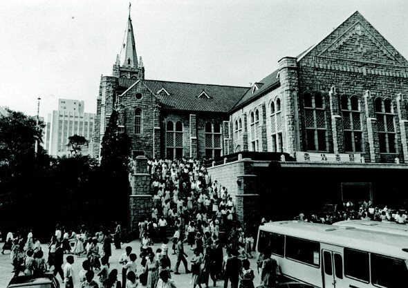 영락교회는 1970~80년대를 거치며 월남자 교회에서 중산층 시민의 대형교회로 거듭났다.한겨레 자료