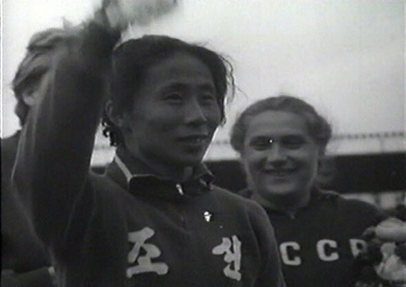 1964년 도쿄올림픽 당시 여자육상 400m 세계신기록을 갖고 있던 신금단 선수도 대회에 참가하지 못했다. 북한이 솬다. 북한이 선수단을 철수했기 때문이다. 1962년 소련 모스크바 육상대회에서 세계신기록을 세우고 손을 흔드는 신금단 선수. 한겨레 자료