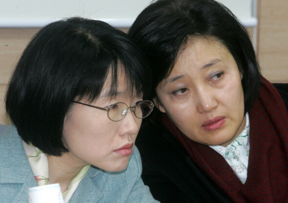 2007년 12월11일 박선숙 당시 대통합민주신당 전략기획본부장(왼쪽)과 박영선 의원이 서울 영등포 당사에서 열린 회의에서 대화하고 있다. 한겨레 강재훈