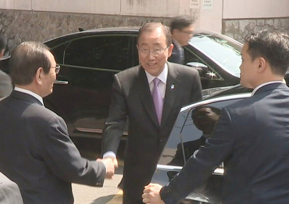 UN Secretary-General Ban Ki-moon and his wife Yoo Soon-taek plant a tree at Hahoe visit Folk Village in Andong